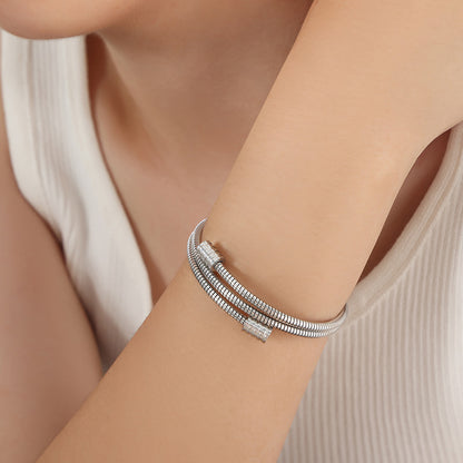 Modisches Armband aus 18-Karat vergoldetem Edelstahl mit Gewinde und zweilagigem Design.